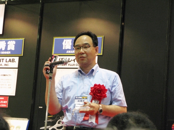 「メタリック色を採用したことで、鮮やかな発色をグリンティングカード等で楽しんでもらえる商品」と、綿谷社長