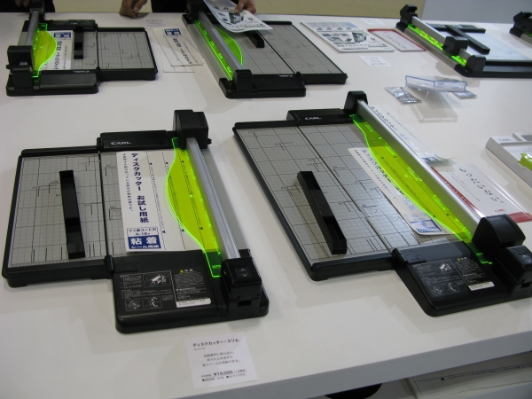 電子書籍化にも役立つ！本体が折畳め省スペース断裁機「ディスクカッター・スリム」カール事務器