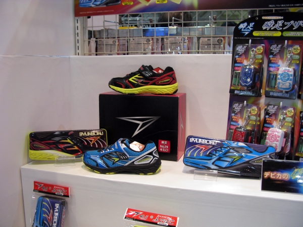 瞬足がついに、筆箱として登場！靴の形に合わせたこだわりの角度「瞬足ふでばこ」デビカ