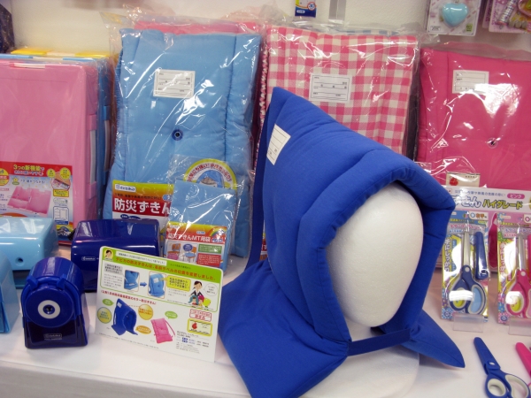 災害時、先生の目線から名前ラベルが見やす位置に「防災ずきんハイグレード」デビカ