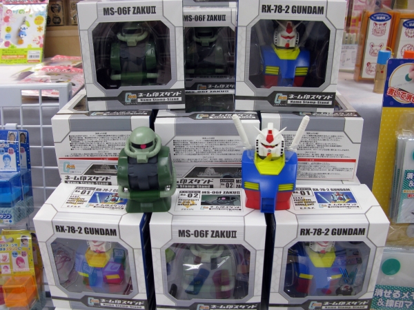 劇中モビルスーツを忠実に再現したフィギュアのような『機動戦士ガンダムネーム印スタンド』　サンビー