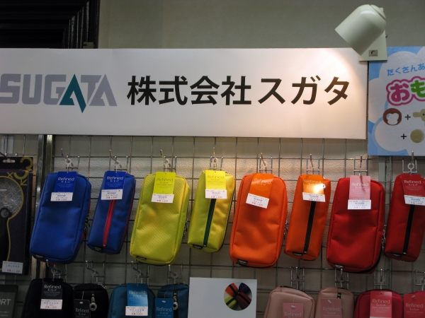 新たに鮮やかなパーソナルカラー4色登場！「Refined Colorペンケース」スガタ