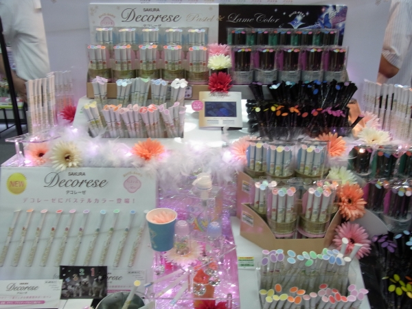 従来のデコレーゼでは、マスキング素材のシールがついた限定セットを発売