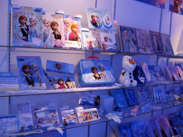 今年、話題を独占した「アナと雪の女王」。親子で楽しめる、ぬりえ・クレヨン登場