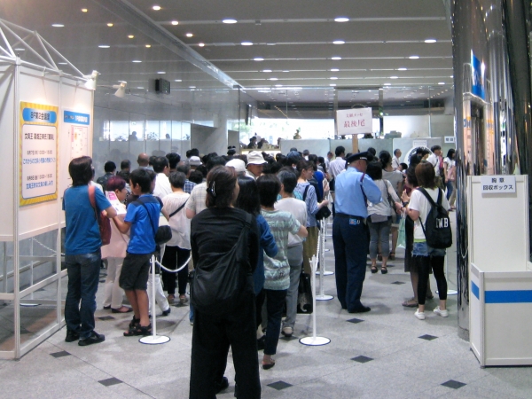 開場を待つ一般来場者の長蛇の列