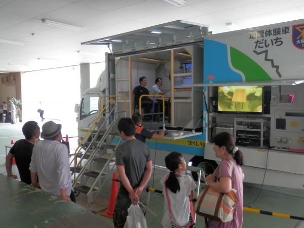 震度7クラスの地震が体験できる起震車