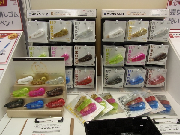 定番のスケルトンボディのフォルムをベースに、ボディカラーなどに工夫を凝らしプレミアム感を高めた。