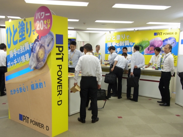 テープのり中、粘着力が最強で、いちど塗りで厚手のクラフト封筒をしっかり封かんする「ピットパワーＤ」