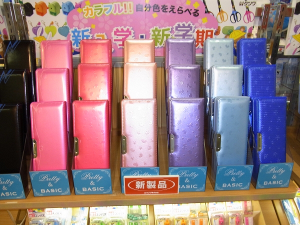 筆入れの強度をさらにアップさせた、両面タイプの取り外しができる削りつき「ラメプックリふでいれ」