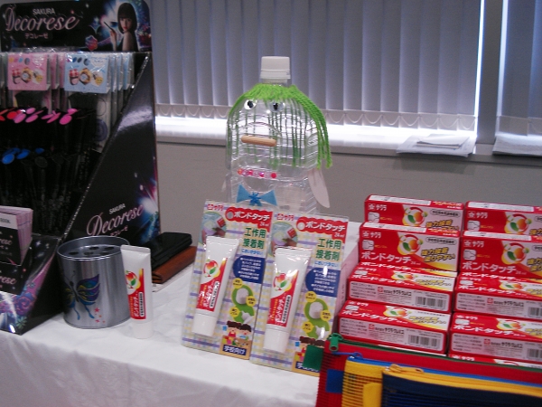 紙、PET、ガラスにも使用できるので、子どもの工作や趣味にも最適、接着剤「ボンドタッチ」サクラクレパス