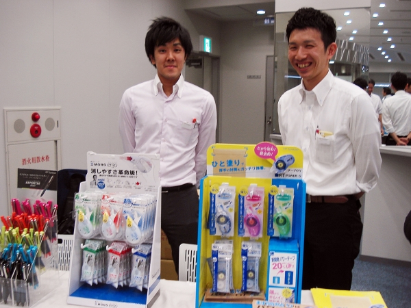 いちど塗りで厚手クラフト封筒等をしっかり封かんできる重要書類向けテープのり「ピットパワーD」トンボ鉛筆