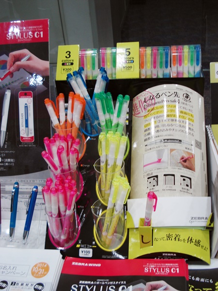 業界初！ペン先がしなって紙面に密着キレイな線が引ける蛍光ペン『ジャストフィット』ゼブラ