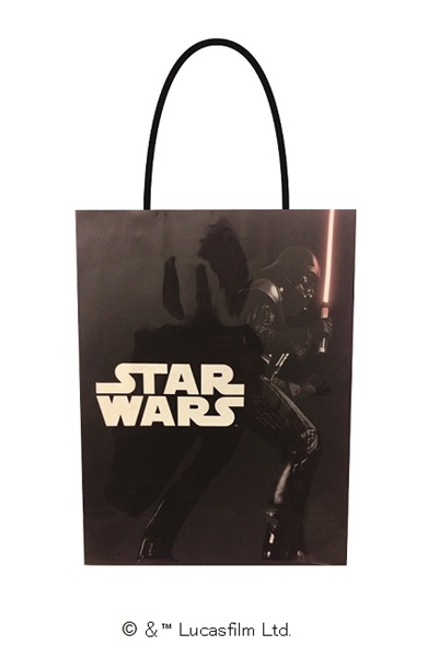 「スター・ウォーズ」商品を 2,000 円（税抜）以上お買い上げのお客様に缶バッジとショッパーをプレゼント
