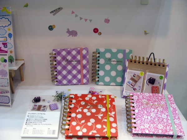 タップリ40枚収容！カバンに入れて持ち運べ、ゴムバント付で広がらない「チェキポケットアルバム」セキセイ