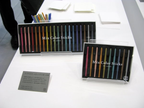 大人も楽しめる、2色を1本の芯におさめた色鉛筆「ミックスカラースティック」 コクヨS＆T