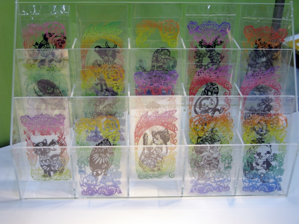 立体的に見えるよう、一つひとつに丁寧な加工を施した切り絵アート栞、谷田有似デザイン「彩色剪紙　干支栞」ロンド工房