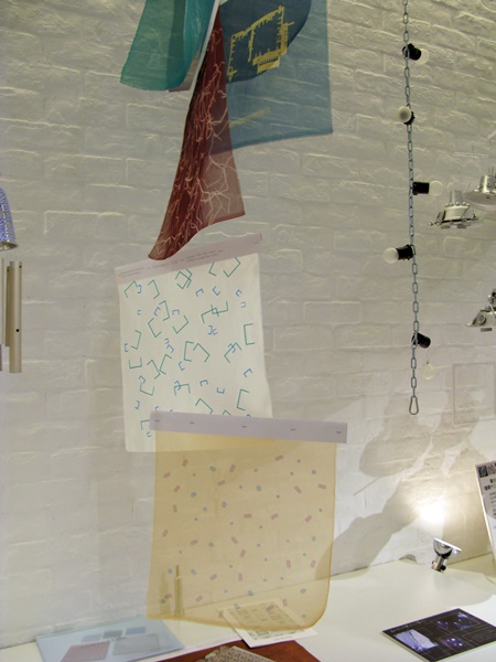 マテリアの姿を写しとり、スカーフやカーテンなど様々な物に応用できる「モノ・ステン・シル」