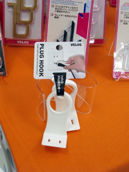 〇部に指を掛けて引っ張ると、コンセントからラクに抜き取れるスグレモノ　「プラグフック」　ベロス