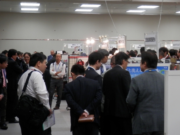 賑わう出展社ゾーン