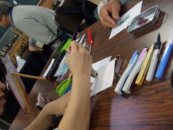 文具メーカーや100円ショップで販売されている商品でステープラーの針外しを体験　きたきつねの文具館