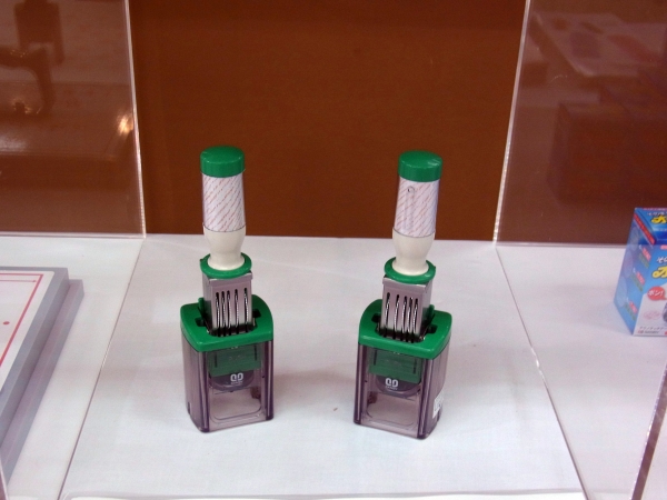 日付印にパンチ！すぐに捺せるワンタッチスタンドに「そのままオセール」近日発売　サンビー・