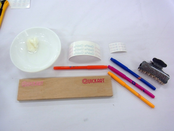 プリンターに通せない物体へのフルカラープリントが手軽に作れる「抜ける水転写シール」クイックアート