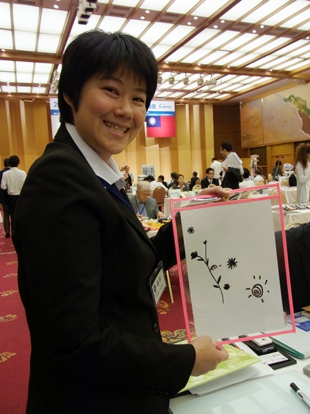 「台湾の幼稚園ではボードマーカーで、ここに直接絵を書き教室に飾っています」壕金侖企業有限公司