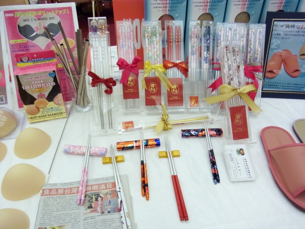 台湾では マイストローを持ち歩き　人気のタピオカミルクを飲んでいるという　美飛加企業有限公司