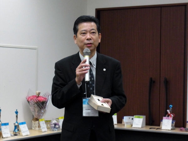 「この商品は軸にこだわり、奈良の鹿角を利用した5万円の高額万年筆。ギフトとして差別化できる商材です」