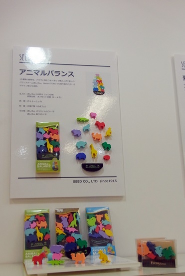 12種類の動物を、アタマと指を使って積み上げて楽しむバランスゲーム消しゴム「アニマルバランス」シード