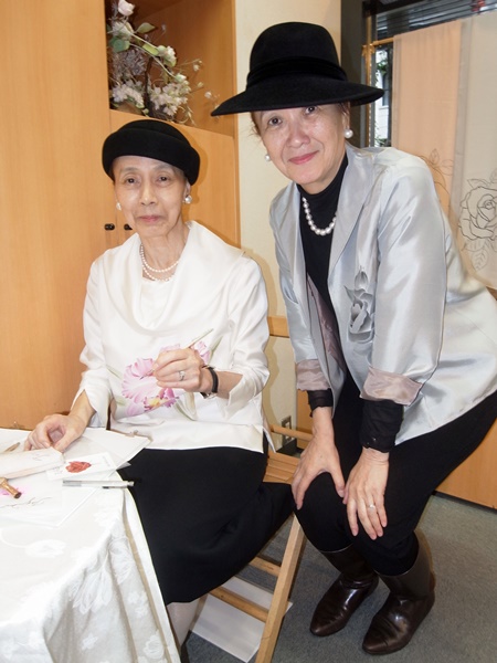 日本染め協会会長・松本廣美さん　　絵染めインターナショナル会長・菊地エミさん（左から）