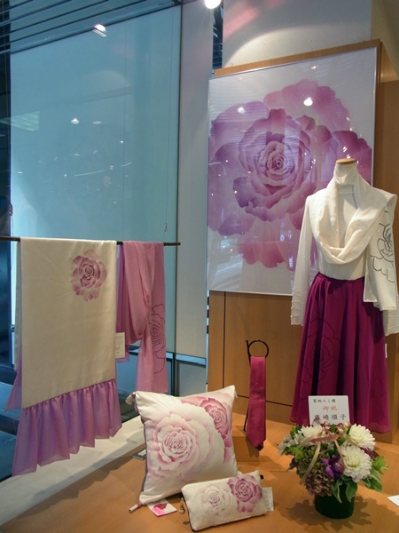 バラーをモチーフに優雅で女性らしさを表現した絵染め