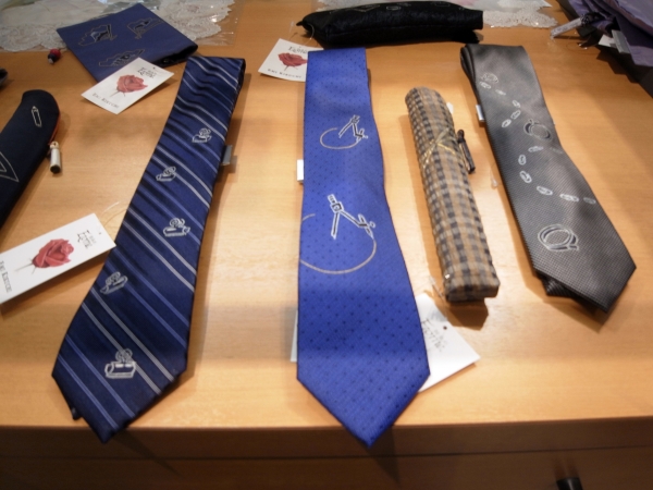 コンパスやクリップをモチーフにした文房具柄ネクタイ（絹100％）