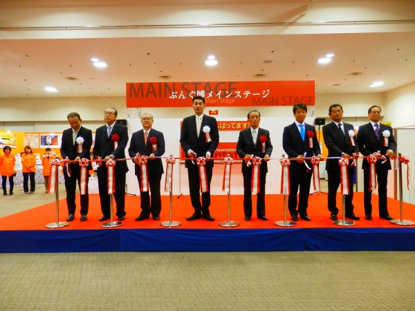 チームぶんきょう発「オフィスフェアぶんぐ博」開会宣言のテープカット