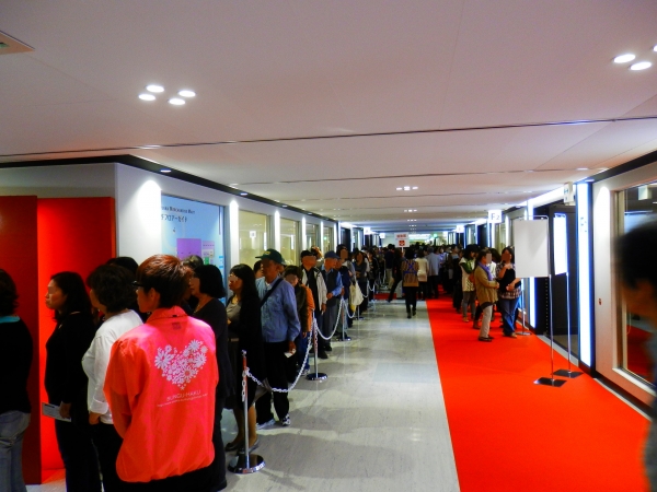 オープンを待つ来会者の長蛇の列