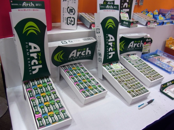 進化形消しゴム！グリップ付きなので、持ちやすい！すべりにくく、軽い力で消せる「Ａｒｃｈ」サクラクレパス