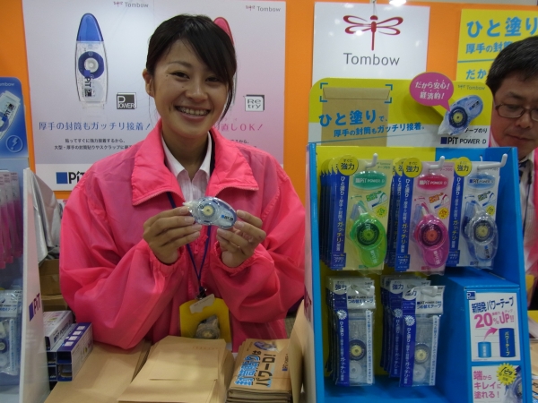  こちらのテープのりは、ひと塗りで、厚手の封筒もガッチリ接着します「ピットパワーD」　トンボ鉛筆