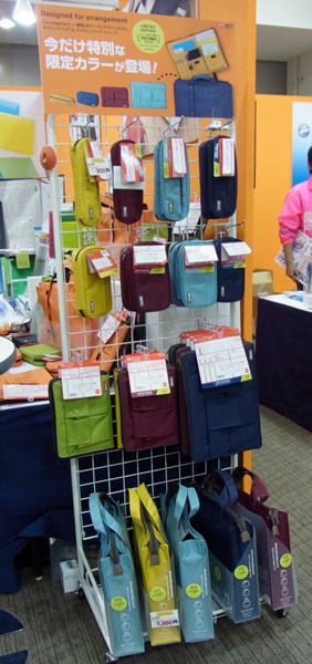 普段使いにも馴染むカラーを採用した限定色を発売。人気の「バックインバッグ」LIHIT LAB.