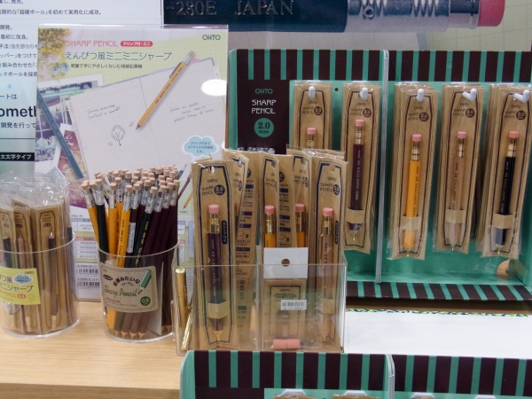 鉛筆のレトロな風合いを残した2ミリシャープの太軸タイプ「木軸シャープ消しゴム付2.0」　オート