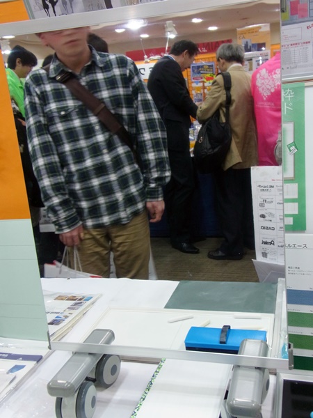 裏面がホワイトボードとして使える「ミラーボード」　馬印