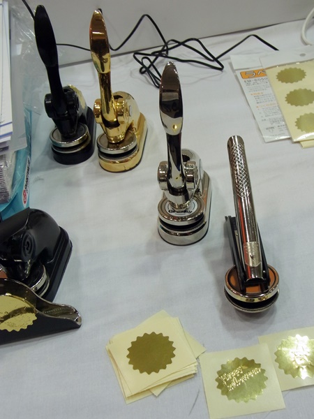 3Ｄスタンプとしても話題！手軽にオリジナルエンボスを楽しめる「パーソナルシールプレス」ニューコン工業