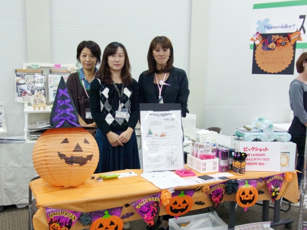  人気講師によるスクラップブッキング教室と販売をおこなつています！！　サクラクレパス