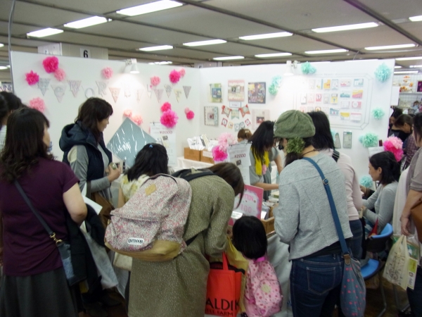 お目当てのスクラップブッキング商材を求め開場と同時に行列　サクラクレパスメモラビリアート事業部