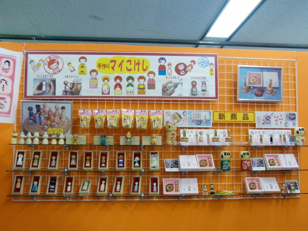 一本、一本、鳴子こけし職人が手作り。外国人観光客のお土産として注目されている「こけしはんこ」はせがわ