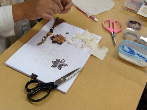皆さん真剣な面持ちで作ることに集中してました「バッグチャーム」体験教室　こどものかお