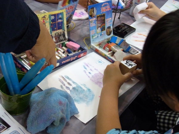 子ども達も興味津々、キットパス（環境固形マーカー）を使った手形スタンプ無料体験　日本理化学工業