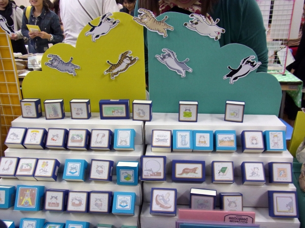 今年も紹介しちゃいます！ついついブースに引き寄せられる、この仕草は、猫好きにはたまらない。猫科判子