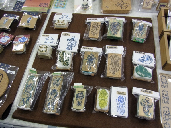 オウム貝、クリオネ、クラゲなど独特のモチーフを採用した、消しゴムはんこ。見入ってしまいました。　小梅