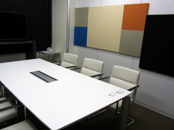 取り外しも簡単！通常のローパーテーションでは漏れる音や声も吸音パネル「フェルトーン」で解決