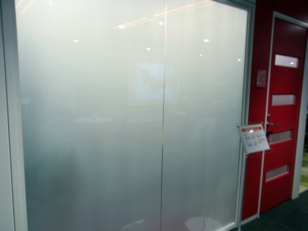 電源のオン・オフで、空間を瞬時に透明から乳白に変える「機能性液晶フィルム」